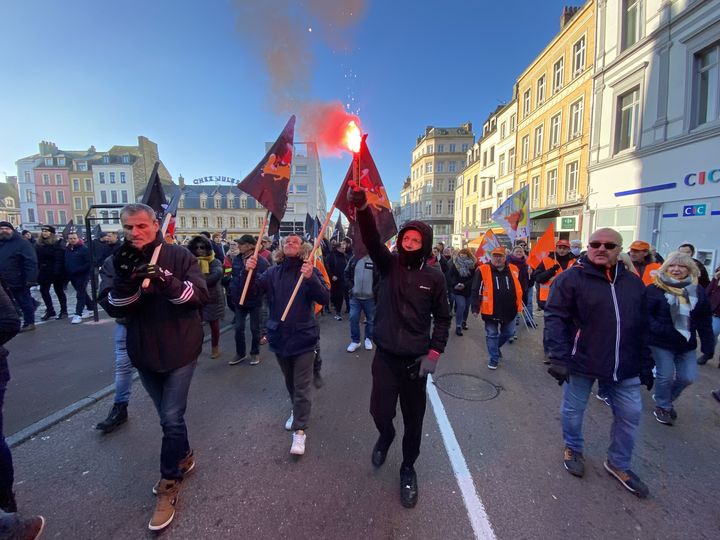 Le cortège contre la réforme des retraites, le 7 février 2023, dans le centre-ville de Boulogne-sur-Mer (Pas-de-Calais). (RAPHAEL GODET / FRANCEINFO)