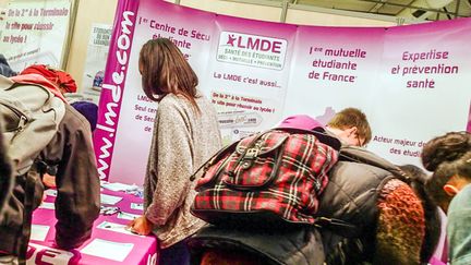  (Un stand de la LMDE au mois de mars 2014 lors du salon étudiant à Paris. © Maxppp)