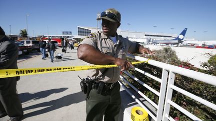 Un officier de police place un cordon autour du terminal 2 apr&egrave;s la fusillade &agrave; l'a&eacute;roport international de Los Angeles (Etats-Unis), le 1er novembre 2013. (LUCY NICHOLSON / REUTERS )