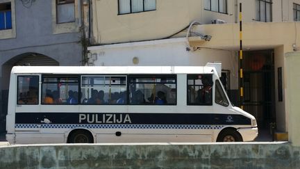 Des migrants dans un bus de police à La Valette (Malte). (LAURENT MACCHIETTI / RADIO FRANCE)