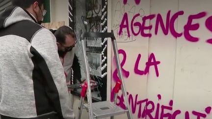 Le réveil a été douloureux pour plusieurs habitants des rues du 20e arrondissement de Paris, dimanche 6 décembre. Les dégâts sont nombreux,&nbsp;après les&nbsp;scènes de vandalisme qui ont eu lieu la veille, en marge du rassemblement contre la loi "sécurité globale".&nbsp; (France 2)