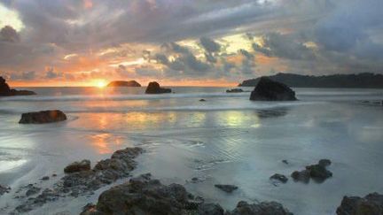 Coucher de soleil sur la côte Pacifique du Costa Rica, dans le parc national Manuel Antonio le 26 août 2014. (AFP - Biosphoto - Minden Pictures - Tim Fitzharris)