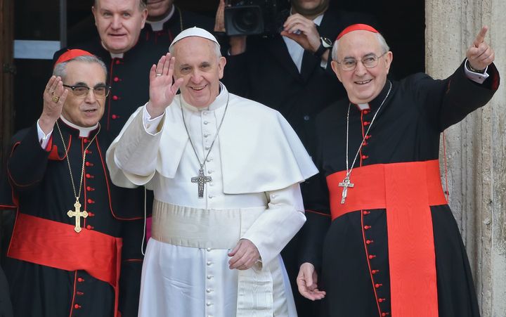 Le pape Fran&ccedil;ois accompagn&eacute; du cardinal Santos Abril y Castello (&agrave; gauche) et du cardinal vicaire de Rome Agostino Vallini, le 14 mars 2013, &agrave; leur sortie de la basilique Sainte-Marie-Majeure, &agrave; Rome.&nbsp; (ALESSANDRO BIANCHI / REUTERS )