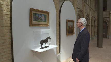 Louis Romanet devant l'une des oeuvres issues de sa donation et actuellement exposées aux Franciscaines de Deauville. (France 3 Normandie / A. Rombhot)