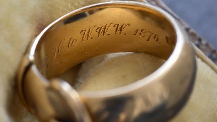 La bague de l'amitié offerte par Oscar Wilde retrouvée par Arthur Brand, expert de l'art, le 30 octobre 2019 à Amsterdam (Pays-Bas).&nbsp; (JOHN THYS / AFP)