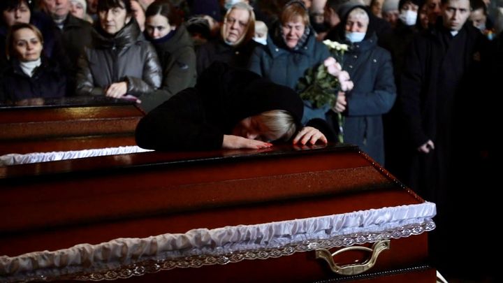 Une mère pleure son fils&nbsp;mort&nbsp;aux combats, le 11 mars 2022, dans une église de Lviv.&nbsp; (FABIEN FOUGERE / FRANCE TELEVISIONS)