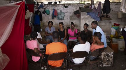 Des personnes déplacées à Port-au-Prince (Haïti), le 11 juin 2024. (ROBERTO SCHMIDT / AFP)