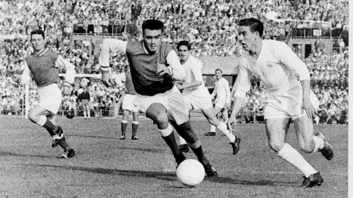 Armand Penverne face au Real Madrid, lors de la finale de Ligue des champions 1959, à Stuttgart. (AFP)