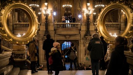 Deux pneus dorés géants du plasticien Claude Lévêque ont été installés à l'Opéra Garnier le 30 décembre 2018. (LIONEL BONAVENTURE / AFP)