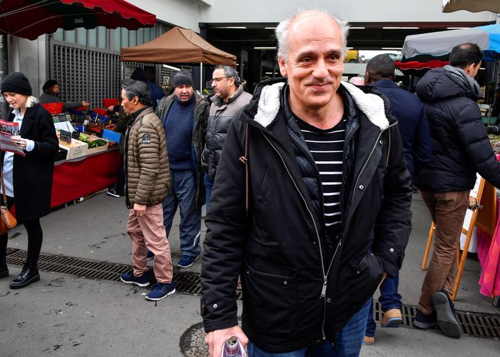 Philippe Poutou en campagne sur le marché des Capucins, le 7 mars 2020, à Bordeaux (Gironde). (GEORGES GOBET / AFP)