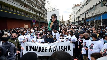 Une marche blanche en mémoire d'Alisha, 14 ans, dont le corps battu a été retrouvé dans la Seine, à Argenteuil le 14 mars 2021. (MARTIN BUREAU / AFP)