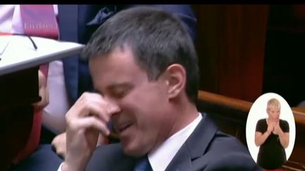 Le fou rire de Valls à l'Assemblée en écoutant une question sur le meeting de Macron