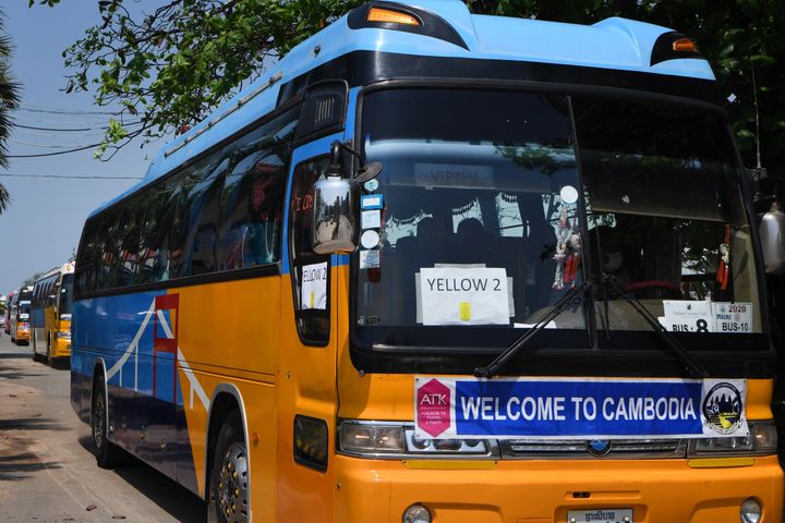 Les derniers passagers confinés du&nbsp;"MS Westerdam" débarquent au port cambodgien de&nbsp;Sihanoukville, mercredi 19 février 2020. (TANG CHHIN SOTHY / AFP)