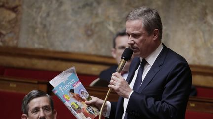 Assemblée : Dupont-Aignan brandit un livre scolaire pour fustiger la réforme des collèges