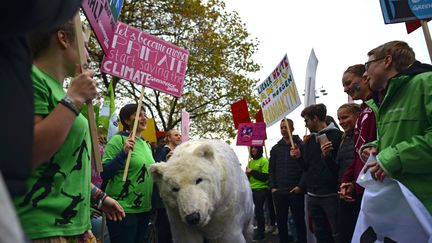 Des militants pro-environnement manifestent avec un ours polaire en peluche à l'ouverture de la COP23 à Bonn. (PHILIPP GUELLAND / EPA)