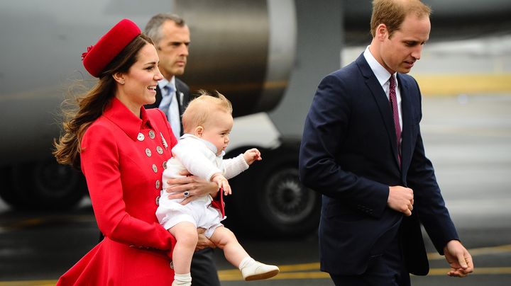 Kate Middleton porte son fils pour le montrer au public pr&eacute;sent &agrave; l'a&eacute;roport de Wellington (Nouvelle-Z&eacute;lande), le 7 avril 2014.&nbsp; (MARK TANTRUM / AFP)