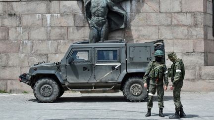 Des soldats russes patrouillent dans les rues de Kherson, une ville du sud de l'Ukraine, le 20 mai 2022. (OLGA MALTSEVA / AFP)