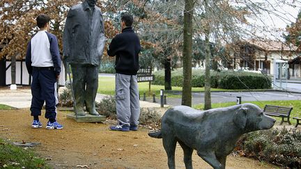 Présente sur le&nbsp;perron de l'église où eut lieu la&nbsp;cérémonie religieuse&nbsp;des funérailles de François Mitterrand, Baltique possède une sculpture à son effigie à Soustons (Landes).&nbsp; (PATRICK BERNARD / AFP)