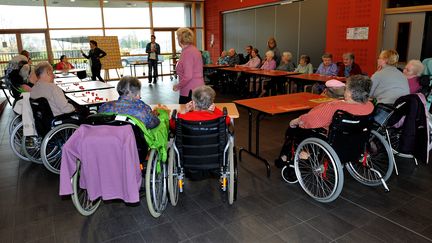 Animation bingo dans une maison de retraite de Lens (Pas-de-Calais), le 4 d&eacute;cembre 2013. (PHILIPPE HUGUEN / AFP)