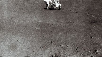 Edgar D.Mitchell transportant de l'équipement sur la Lune (mission Apollo 14), le 5 février 1971 (AFP/RIA NOVOSTI)