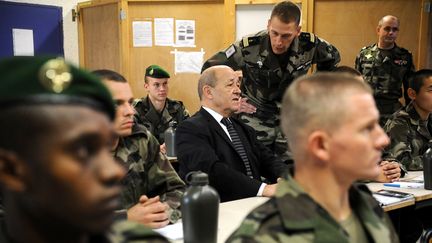 Le ministre de la D&eacute;fense, Jean-Yves Le Drian,&nbsp;visite le 4e r&eacute;giment &eacute;tranger bas&eacute; &agrave; Castelnaudary (Aude), le 25 octobre 2013. (REMY GABALDA / AFP)