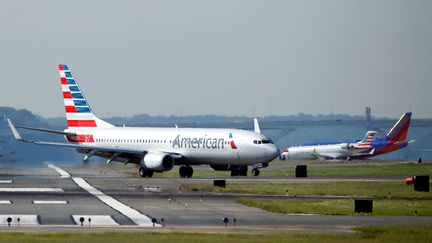 Un avion d'American Airlines sur le tarmac du Washington National Airport, le 9 août 2017. (JOSHUA ROBERTS / REUTERS)