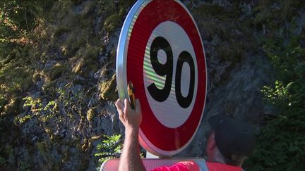 Les grands axes routiers limités à 80 km/h repassent à 90 km/h, lundi 1er&nbsp;août, dans le Puy-de-Dôme. Cette hausse de vitesse a été effectuée après une étude d'accidentalité. (FRANCE 3)