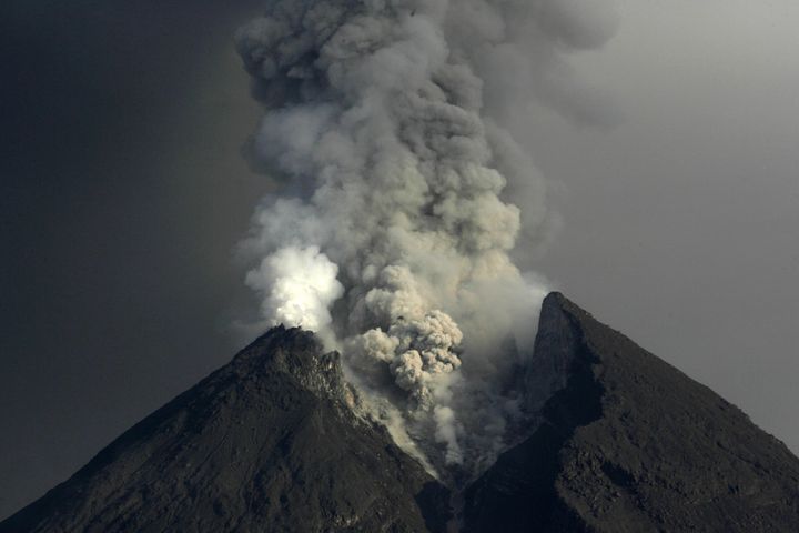 Le mont Merapi entre en éruption le 15 novembre 2010, sur l'île de Java (Indonésie).&nbsp; (SIGIT PAMUNGKAS / REUTERS)