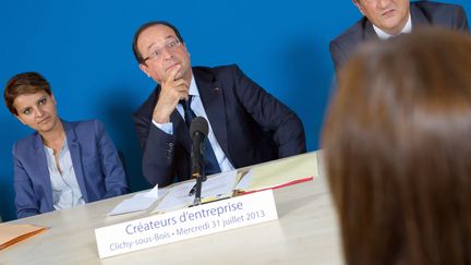 Fran&ccedil;ois Hollande et la ministre des Droits des Femmes,&nbsp;Najat Vallaud-Belkacem, lors d'une rencontre avec des entrepreneurs, &agrave; Clichy-sous-Bois (Seine Saint-Denis), le 31 juillet 2013. (BERTRAND LANGLOIS / POOL)