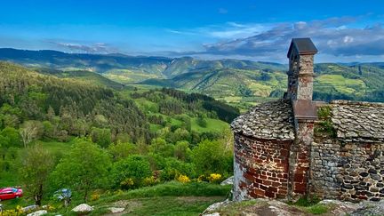 Écoutez le récit de voyage de Delphine Wattieaux. Cette aide-soignante a bravé sa maladie rare pour parcourir 1515 km sur le chemin de Saint-Jacques de Compostelle. (DELPHINE WATTIEAUX)