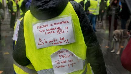 Un membre des "gilets jaunes" compare Emmanuel Macron à Louis XVI et les manifestations actuelles à la Révolution française, samedi 1er décembre, à Paris. (ESTELLE RUIZ / NURPHOTO)