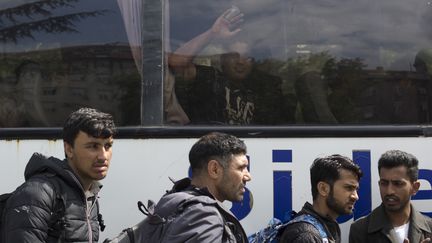 Des migrants s'apprêtant à monter dans un bus à Belgrade (Serbie), le 8 mai 2017.&nbsp; (CEM TEKKESINOGLU / CITIZENSIDE / AFP)