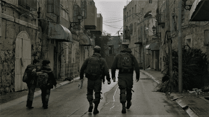 Des soldats de l'armée israélienne en patrouille dans les rues d'Hébron, sur cette image tirée du documentaire "Hébron, Palestine : la fabrique de la colonisation". (MEDALIA PRODUCTIONS)