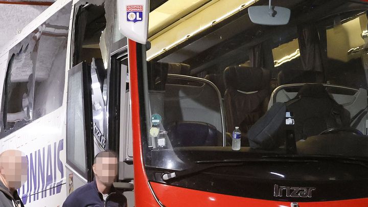 Le bus de l'Olympique lyonnais endommagé par des jets de projectiles à son arrivée au Vélodrome, le 29 octobre 2023. (CHRISTOPHE SIMON / AFP)