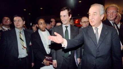 Nicolas Bazire, Edouard Balladur et Brice Hortefeux, en meeting à Paris, le 8 février 1995. (JOEL ROBINE / AFP)