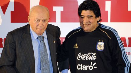 Diego Maradona, qui pose aux côtés d'Alfredo Di Stefano en 2011, a rendu hommage à l'ancienne légende du Real décédée lundi 7 juillet