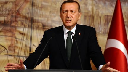 Le Premier ministre turc, Recep Tayyip Erdoğan, donne une conf&eacute;rence de presse &agrave; Istanbul (Turquie), le 17 d&eacute;cembre 2011. (MUSTAFA OZER /&nbsp;AFP PHOTO)