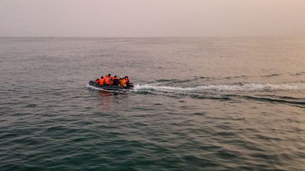 Des migrants sur la Manche, le 11 septembre 2020. (SAMEER AL-DOUMY / AFP)