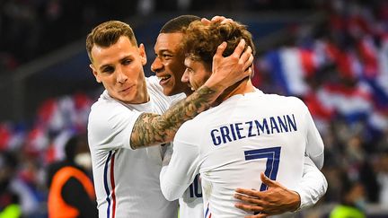 La joie de Kylian Mbappé, Lucas Digne et Antoine Griezmann lors du match face à l'Afrique du Sud, le 29 mars 2022. (MATTHIEU MIRVILLE / MATTHIEU MIRVILLE / AFP)