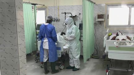 Des patients atteints du Covid-19 soignés dans un hôpital de Dakar, au Sénégal. (CAPTURE ECRAN FRANCE 2)