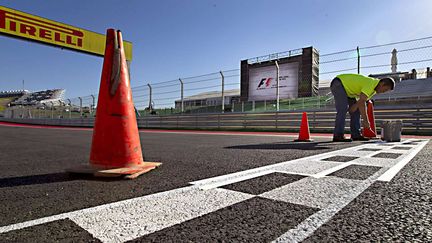 Un technicien du Grand Prix des Etats-Unis met la derni&egrave;re main &agrave; la ligne d'arriv&eacute;e, le 14 novembre 2012 &agrave; Austin (Texas).&nbsp; (RODOLFO GONZALEZ /SIPA )