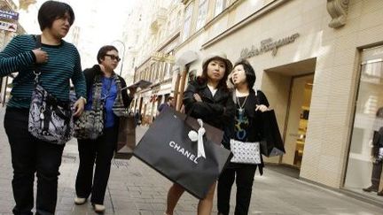 Touristes asiatiques dans le «triangle doré» du luxe à Vienne (8 août 2013). (AFP)