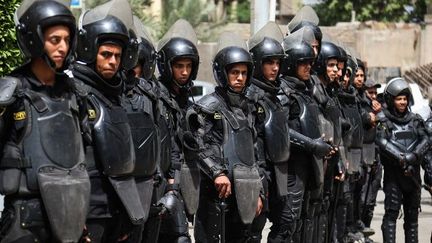 Les forces de sécurité égyptiennes déployées au Caire, le 4 mai 2016, face à une manifestation de journalistes protestant contre leur intervention au siège du syndicat de la presse. (Mohamed El Raai/ANADOLU AGENCY/AFP)