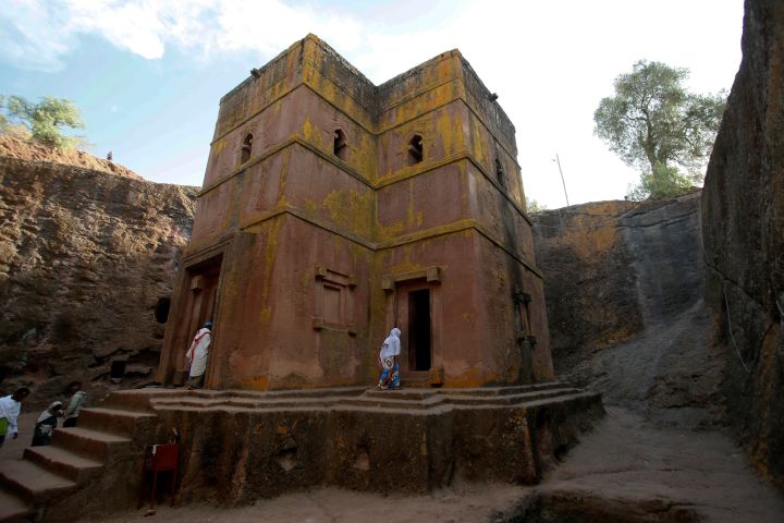 L'église Saint-Georges, remontant au XIIIe siècle et creusée dans le roc, sur le site de Lalibela (Ethiopie), classé au Patrimoine mondial de l'Unesco. (MINASSE WONDIMU HAILU / ANADOLU AGENCY)