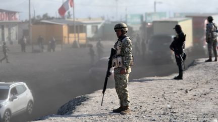 Des soldats et des policiers péruviens surveillent une autoroute à Alto Siguas (Pérou), le 17 décembre 2022. (DIEGO RAMOS / AFP)