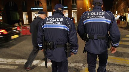 Deux policiers municipaux dans les rues de Toulouse, le 24 janvier 2006. (GEORGES GOBET / AFP)