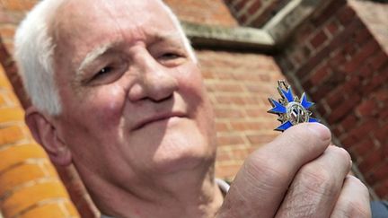 Le père Arthur annonce qu'il rend sa médaille de l'Ordre National du Mérite, à Lille le 22 août 2010. (AFP PHOTO PHILIPPE HUGUEN)