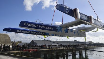 Le nouveau bateau d'Armel Le Cléac'h, mis à l'eau le 30 octobre à Lorient, attend son mât de 38 mètres. (DAMIEN MEYER / AFP)