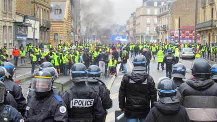 Face à face avec les forces de l'odre lors d'une manifestation de "gilets jaunes" à Charleville-Mézières, en décembre. (ALEXANDRE BLANC / FRANCE-BLEU CHAMPAGNE)