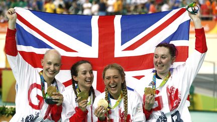 Les pistardes britanniques célèbrent leur médaille d'or après avoir remporté la finale de la poursuite par équipe, le 13 août 2016 à Rio. (ODD ANDERSEN / AFP)